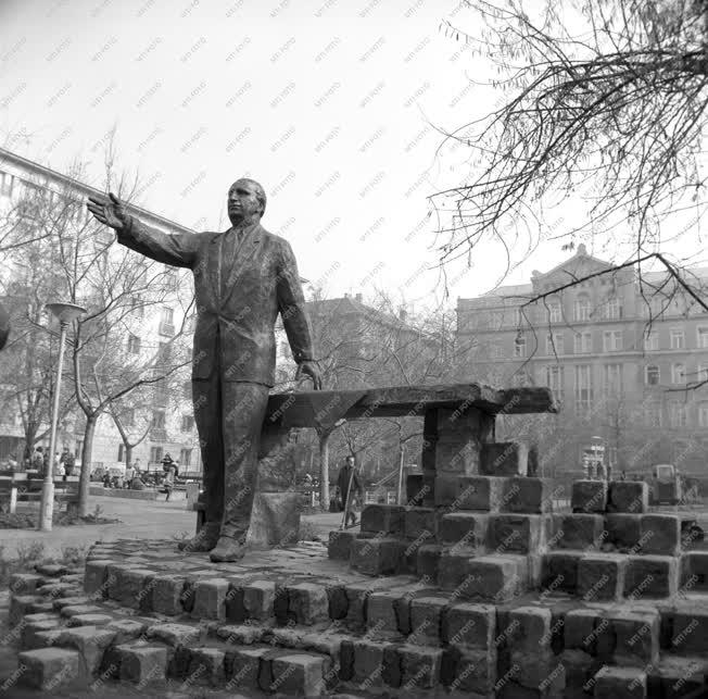 Évforduló - Münnich Ferenc szobra Budapesten