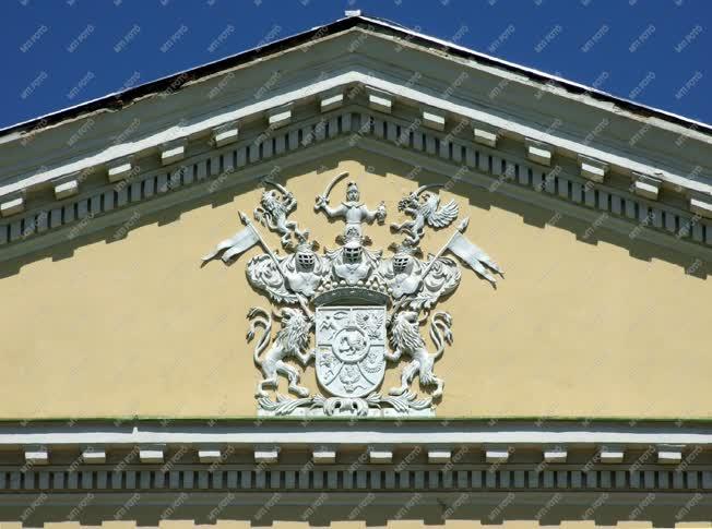 Jelkép - Fót - Gróf Károlyi István címere kastélya homlokzatán