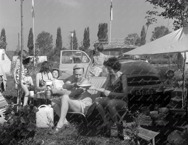 Szabadidő - Külföldiek a balatonfüredi kempingben