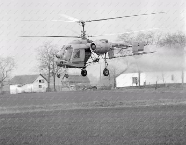 Mezőgazdaság - Növényvédelem - Permetező helikopter 