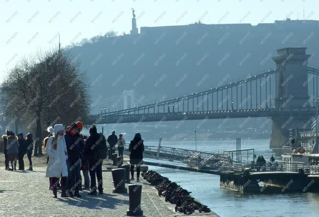 Idegenforgalom - Budapest - Külföldi turisták a holokauszt emlékműnél