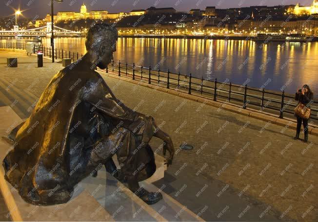 Köztéri szobor - Budapest - József Attila szobra 