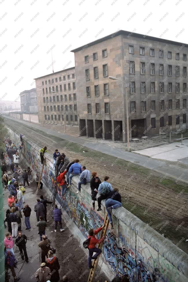 Külpolitika - A berlini fal megnyitása