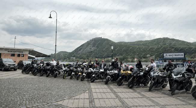 Szabadidő - Motorkerékpárosok a nagymarosi hajóállomásnál