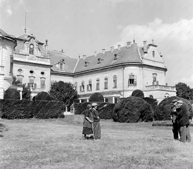 Idősek - Szociális otthon Nagymágocson