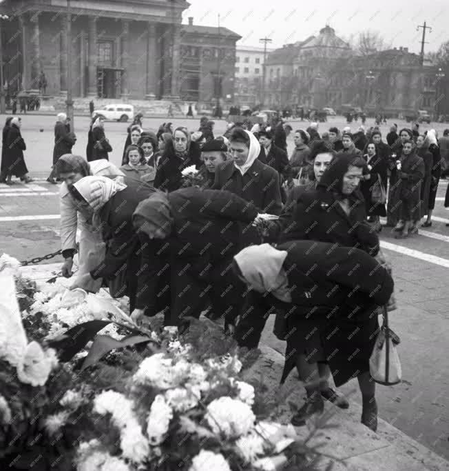 Történelem - 1956-os forradalom és szabadságharc - Az asszonyok tüntetése