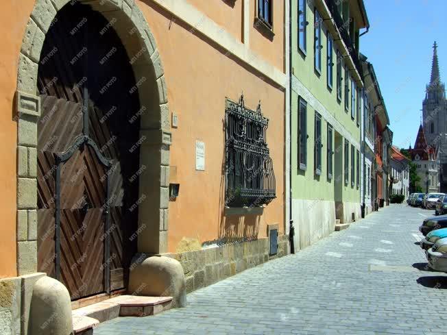 Műemlékek utcája - Budapest - A Fortuna utca turisták nélkül