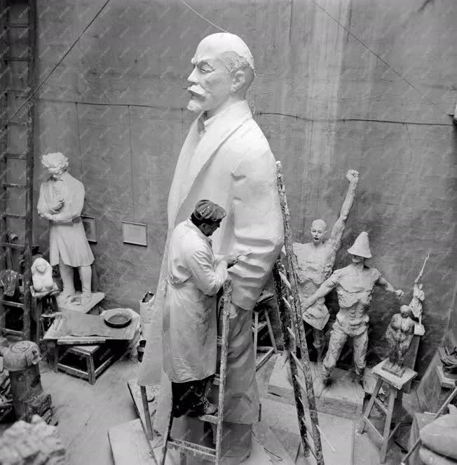 Kultúra - Képzőművészet - Lenin-szobor Marton László műhelyében
