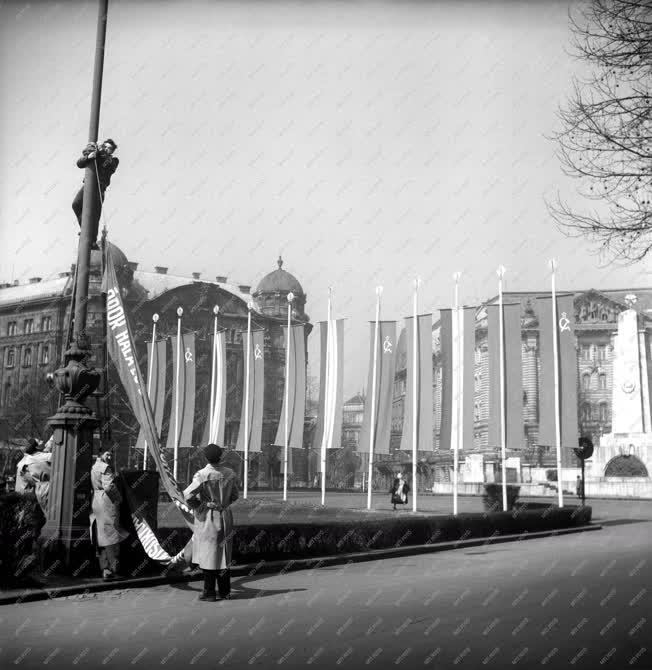 Városkép - Ünnep - Díszítik a Szabadság teret április 4-re