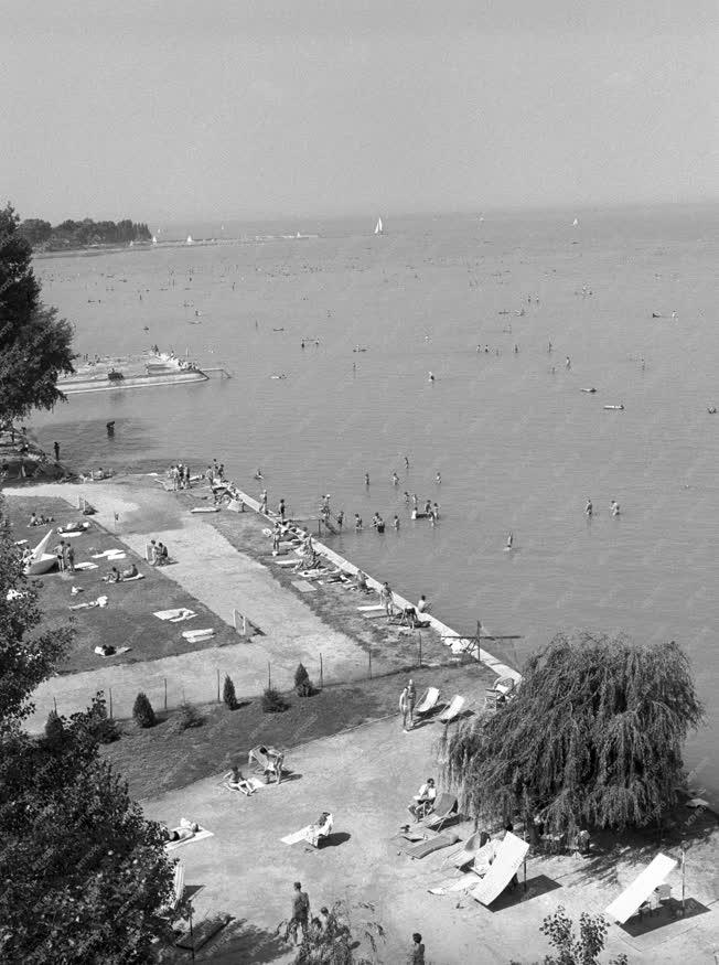 Szabadidő - Fürdőzők a Balatonban Siófoknál