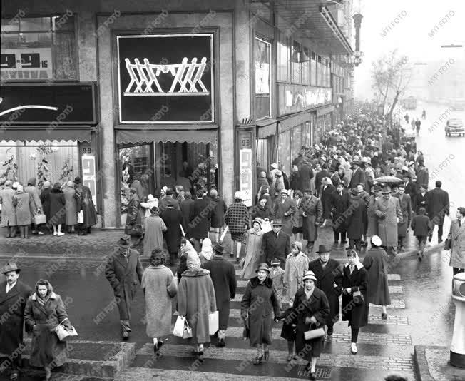 Aranyvasárnapi forgalom a budapesti üzletekben