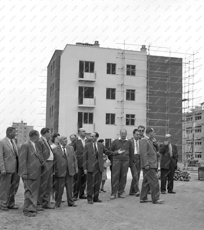 Városfejlesztés - Parlamenti képviselők az épülő óbudai lakótelepen