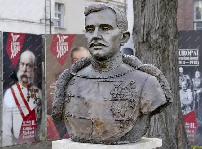 Köztéri szobor - Budapest - IV. Károly király a Károly körúton