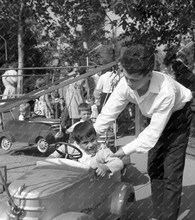 Társadalom - 1956-os események után örökbe fogadott fiú   