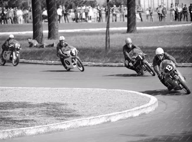 Sport - Nemzetközi motorkerékpár verseny a Népligetben
