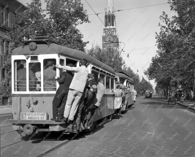 Városkép - Életkép - Közlekedés - Zsúfolt villamos 