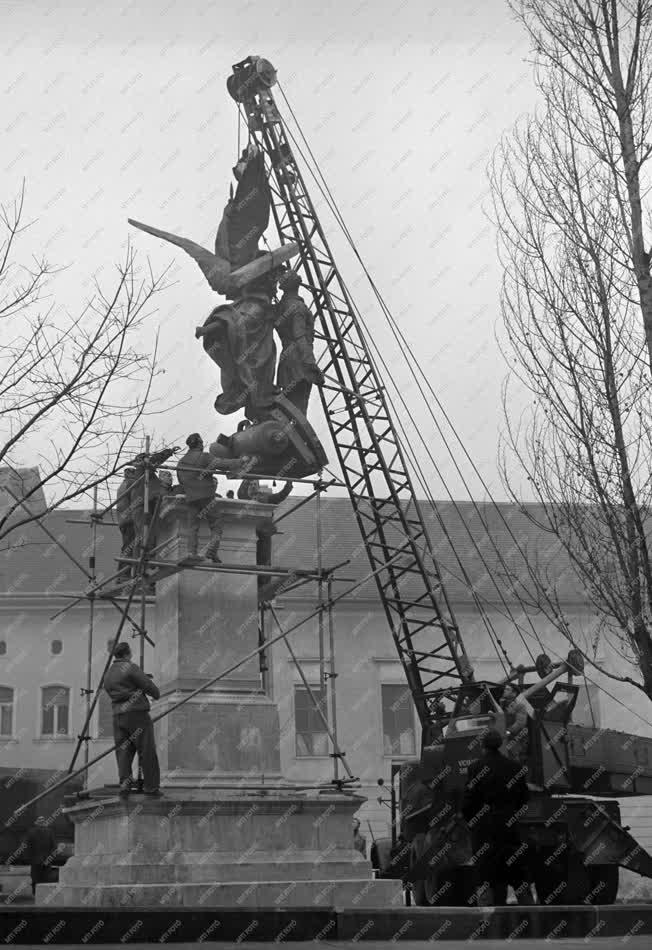 Műemlékvédelem - Felújították a Honvéd-szobrot
