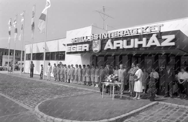 Kereskedelem - Új Shell áruház Egerben