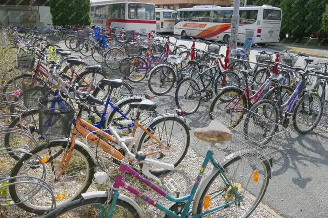 Közlekedés - Csorna -  Munkába járók kerékpárjai az autóbuszállomásnál