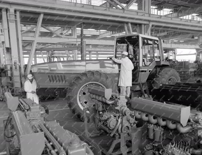 Ipar - Mezőgazdasági gépgyártás - Amerikai traktorok Rába motorral