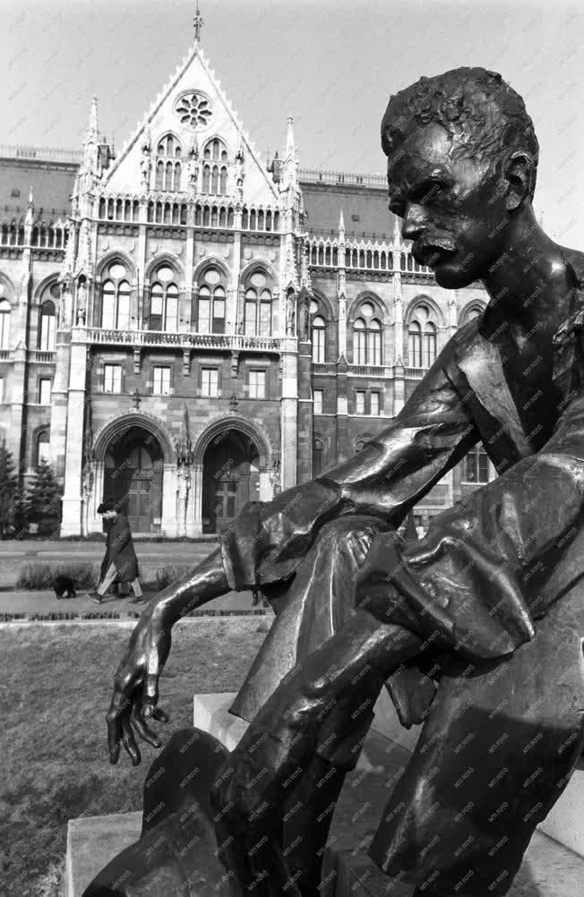 Kétszáz éves a Lipótváros - József Attila-szobor