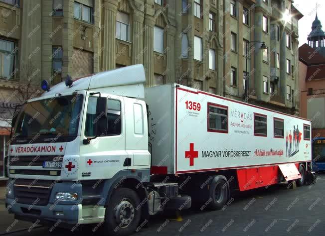 Egészségügy - Budapest - A Vöröskereszt véradókamionja