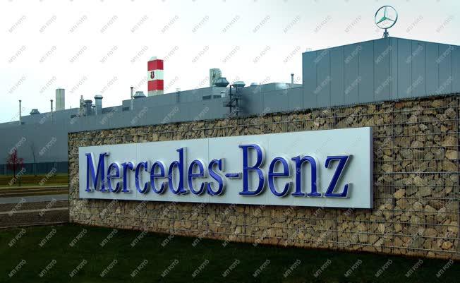 Épület - Kecskemét - A Mercedes-Benz névtáblája