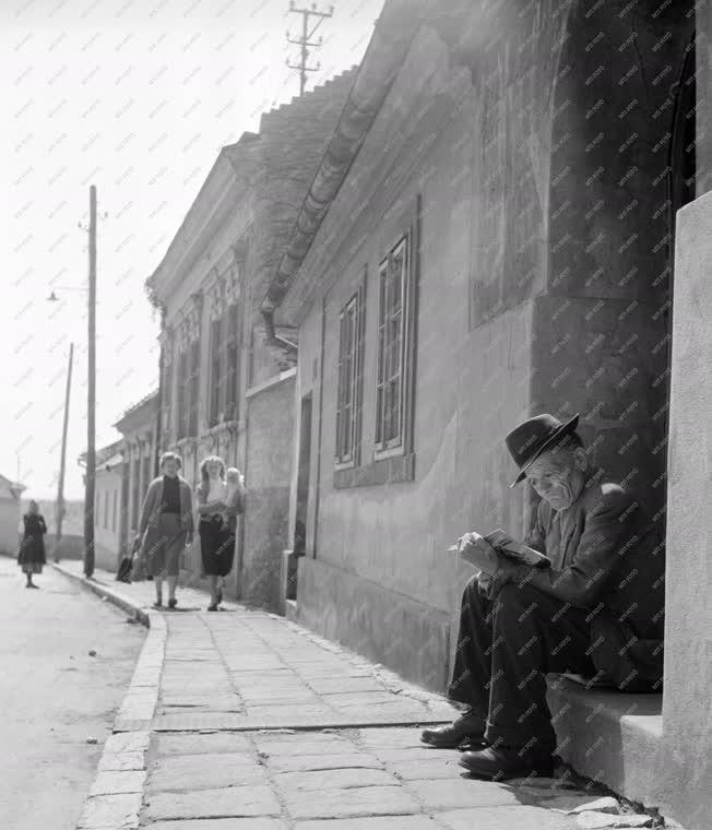 Városkép-életkép  - Utcán olvasó férfi