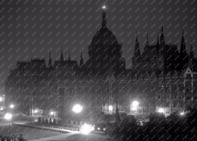 Parlament - Újra világít a vörös csillag