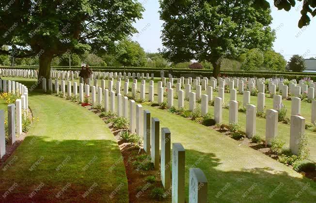 Arromanches - Angol katonák fejfái a katonai temetőben
