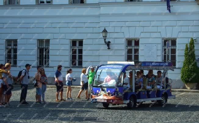Környezetvédelem - Budapest - Elektromos hajtású jármű a Várban