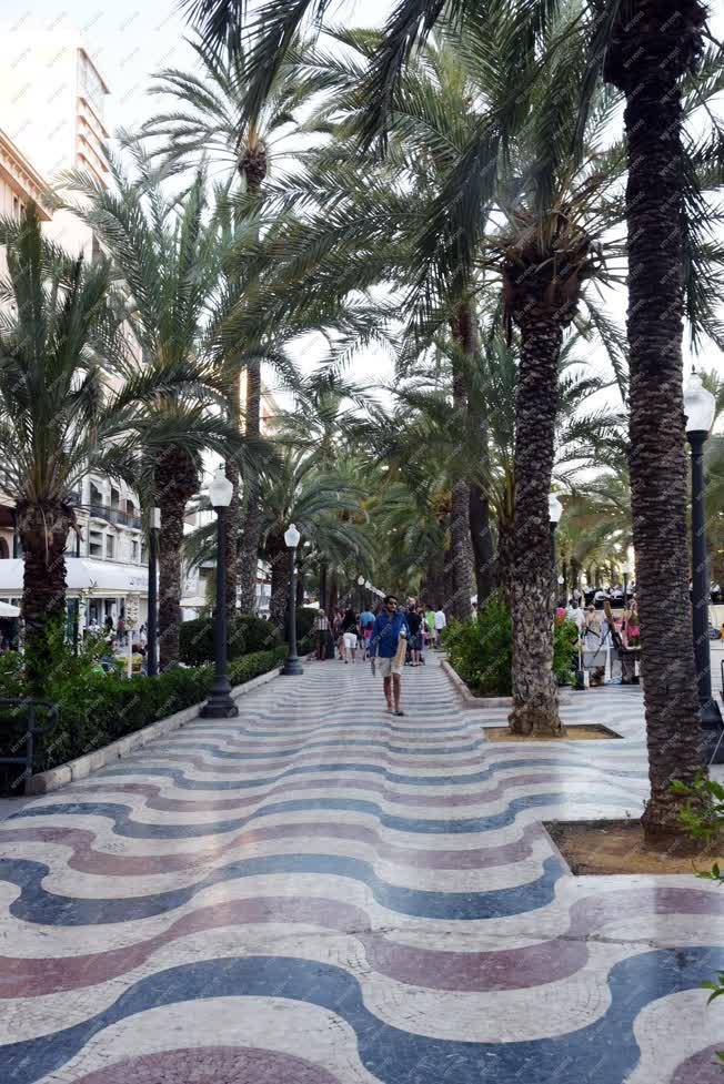 Turizmus - Alicante - A kikötői sétány