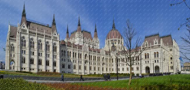 Épület - Budapest - A Parlament felújított épülete