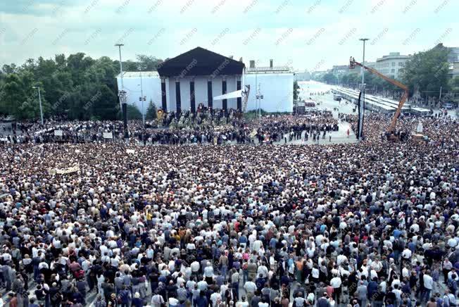 Mártírok újratemetése - Végső tisztelet 1956 mártírjainak