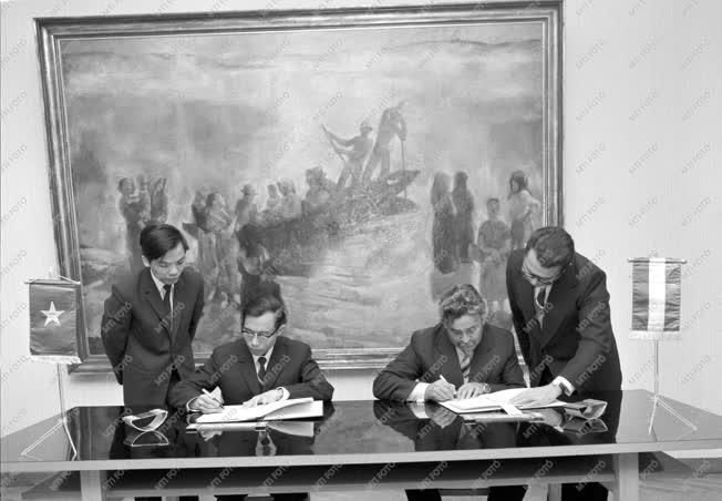Diplomácia - Magyar - VDK kultúrális egyezmény aláírása