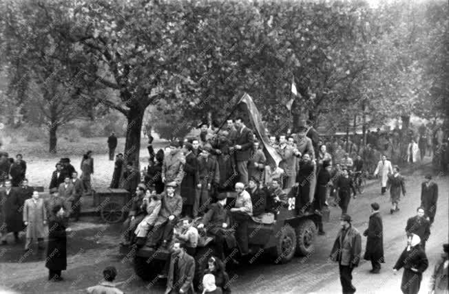 Ötvenhat emléke - Tüntetők a Szabadság téren