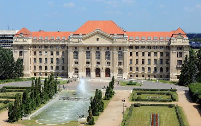 Oktatási létesítmény - A Debreceni Egyetem főépülete