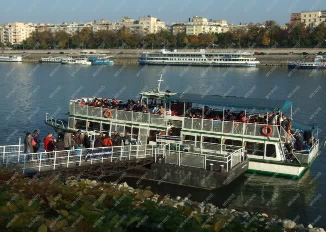 Városkép - Budapest - Sétahajó a margitszigeti kikötőben