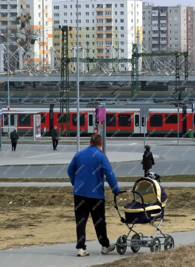 Életkép - Budapest - Gyermekével sétáló fiatal apuka 