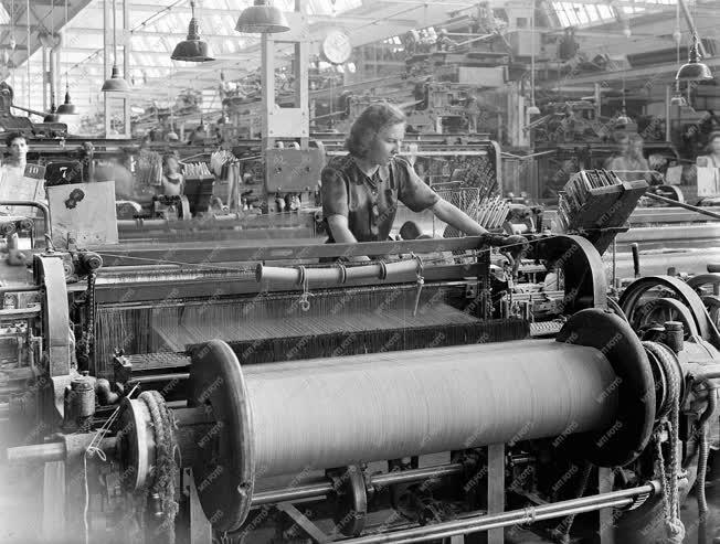 Textilipar - Sajtóbemutató a Goldberger Gyárban