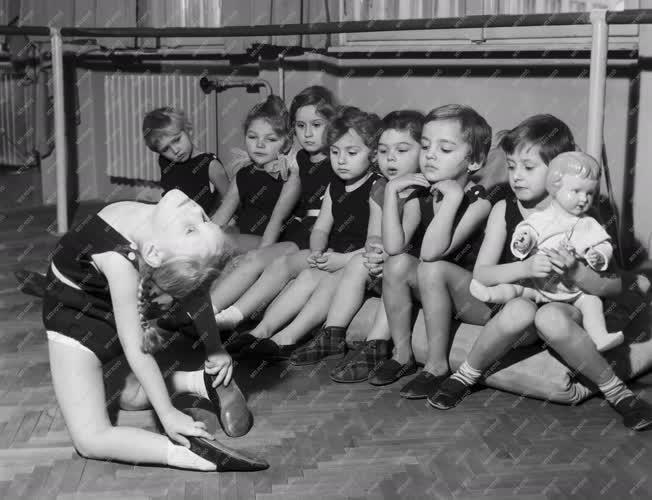 Gyerekek - Tánc - Balettet tanulnak a kisgyermekek
