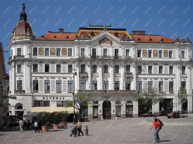 Épület - Pécs - A Megyeháza  épülete a Széchenyi téren