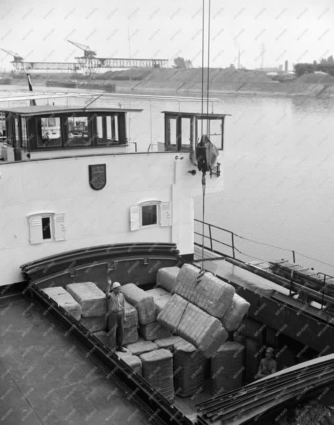 Vízi közlekedés - Teherszállítás - Csepeli Szabadkikötő