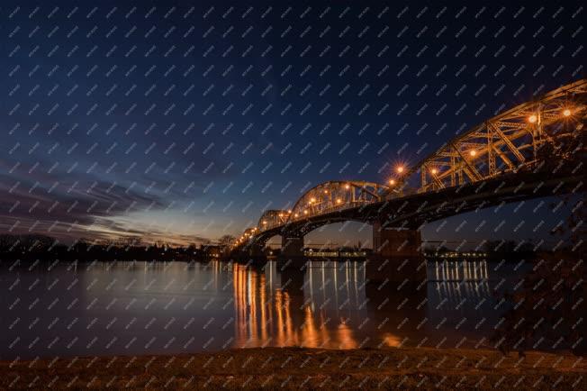 Közlekedés - Esztergom - Mária Valéria híd esti felvételen