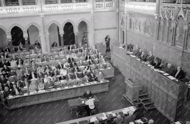 Belpolitika - A Hazafias Népfront Országos Tanácsának ülése