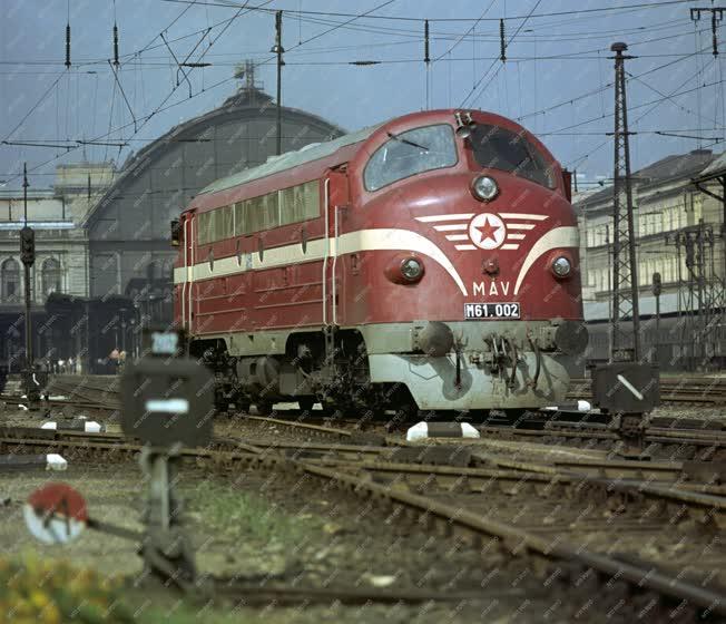 Közlekedés - MÁV M61 dízel-villamos erőátvitelű mozdony