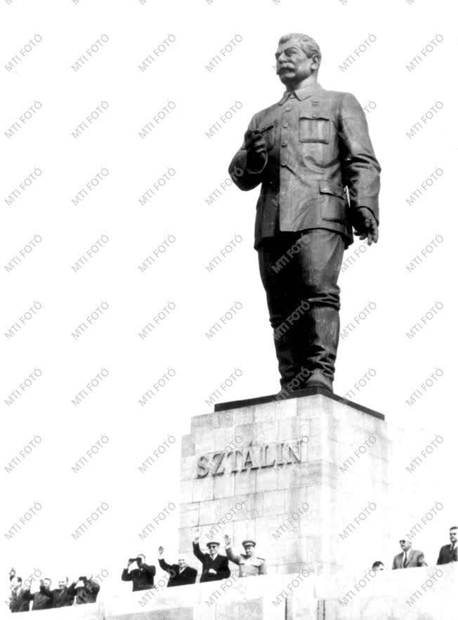 Történelem - A városligeti Sztálin-szobor