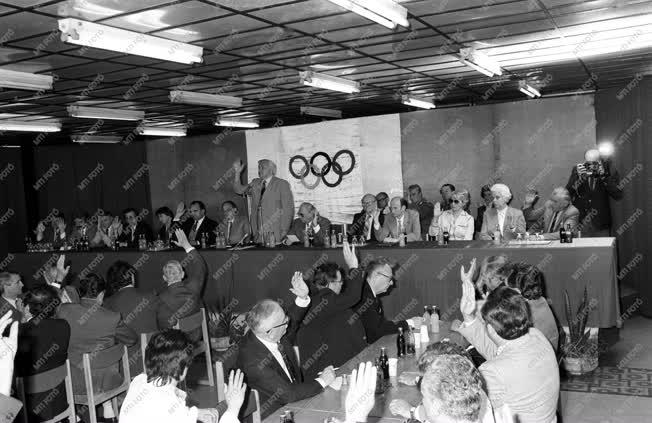 A MOB ülése - Los Angeles-i olimpiai részvétel