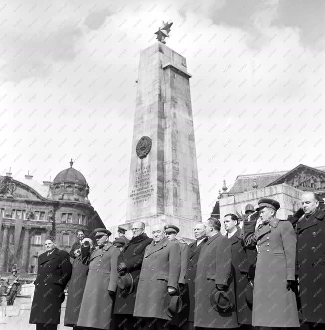 Állami ünnep - Koszorúzás a szovjet Hősi Emlékműnél április 4. alkalmából
