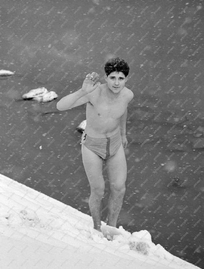 Sport - Fürdőzés a jeges Dunában